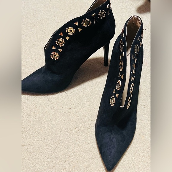 Beautiful black and gold size 10 stiletto booties with faux suede - Picture 1 of 4